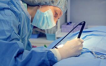 Der Chirurg, der eine Operation durchführt, um den Phallus eines Mannes zu vergrößern