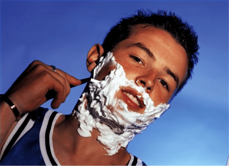 Teenager rasiert sich und denkt darüber nach, seinen Penis zu vergrößern