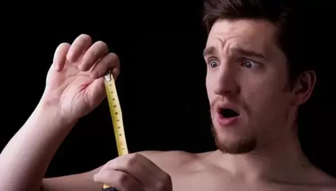 Der Mann vermaß seinen Penis, bevor er ihn vergrößerte.