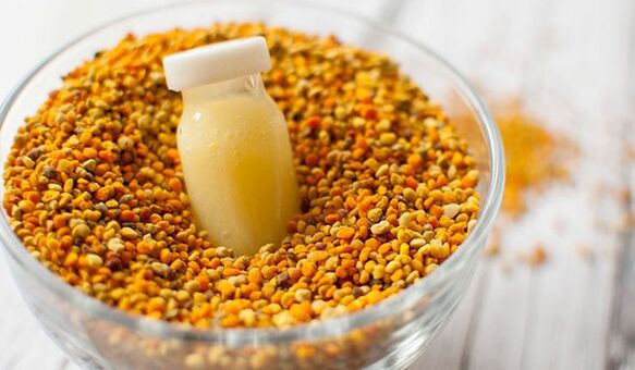Durch den Verzehr von Gelée Royale und Bienenbrot bleibt ein Mann in guter Form