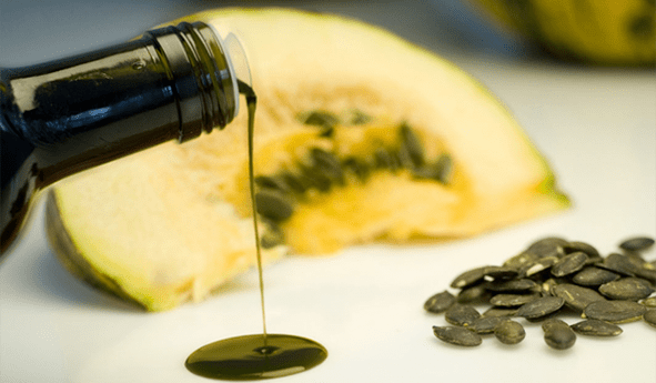 Kürbisöl hat eine wohltuende Wirkung auf die Prostata eines Mannes.
