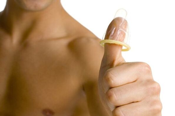 das Kondom am Finger symbolisiert die Vergrößerung des Penis des Jugendlichen