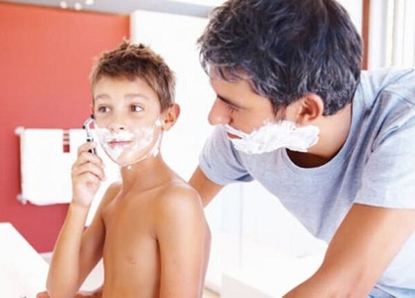 der Vater bringt dem Jungen bei, sich zu rasieren und den Penis zu vergrößern