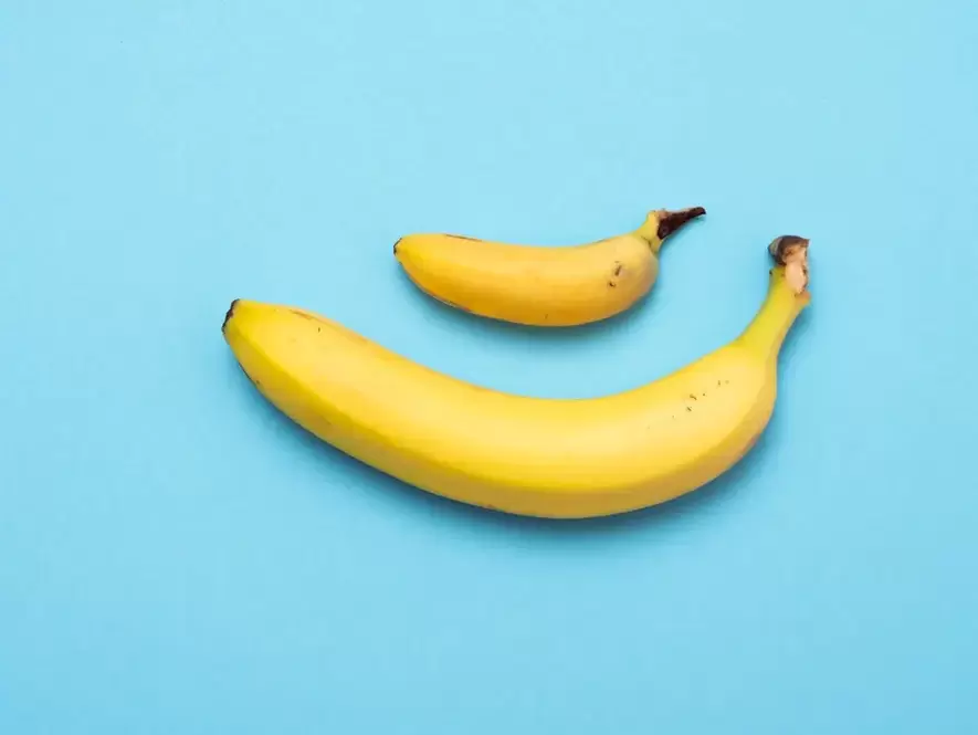 kleiner und vergrößerter Penis mit Pomp am Beispiel von Bananen
